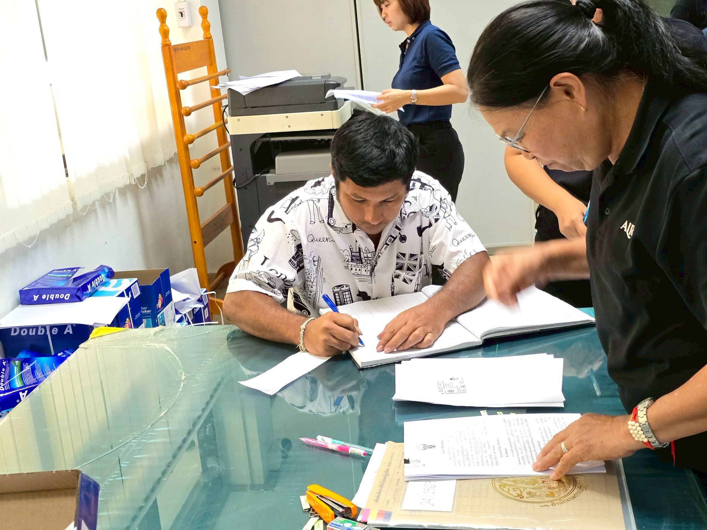 title - วันที่ 26 มีนาคม 2569 นายวิทูล ประดิษฐบุญ ปฏิรูปที่ดินจังหวัดปราจีนบุรี  พร้อมด้วย นายภูมินทร์ โพธิ์ชูชัชวาล ผู้จัดการธนาคารเพื่อการเกษตรและสหกรณ์การเกษตร(ธ.ก.ส.) สาขาวังท่าช้าง  ได้มาตรวจเยี่ยมช่วยอำนวยความสะดวกแก่เกษตรกรที่เข้ามาใช้บริการ ณ สำนักงานการปฏิรูปที่ดินจังหวัดปราจีนบุรี ชั้น 3 ศาลากลางจังหวัดปราจีนบุรี